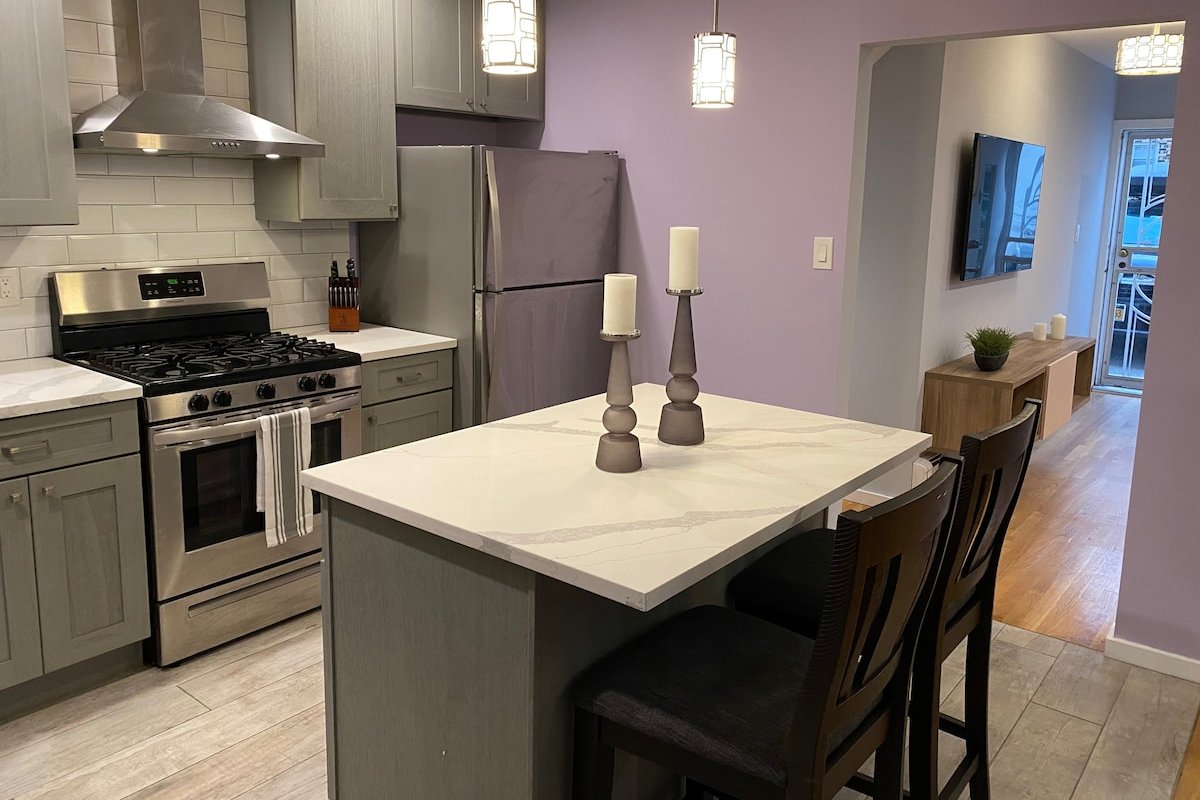 30 Day Minimum Newly renovated 4-Bedroom Duplex gallery image 3