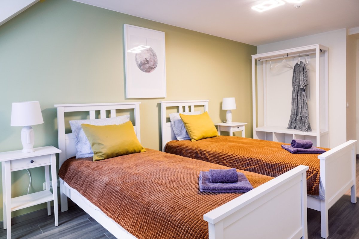 Rothko Apt/9 guests/Self check-in/4 BR/Old Town gallery image 5