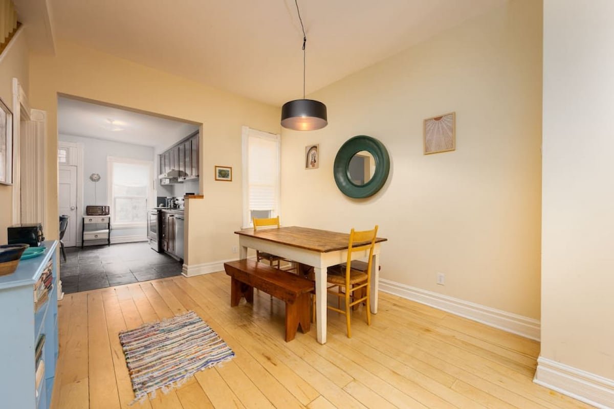 Welcoming 4BR Home in Little Portugal w Workspaces gallery image 4