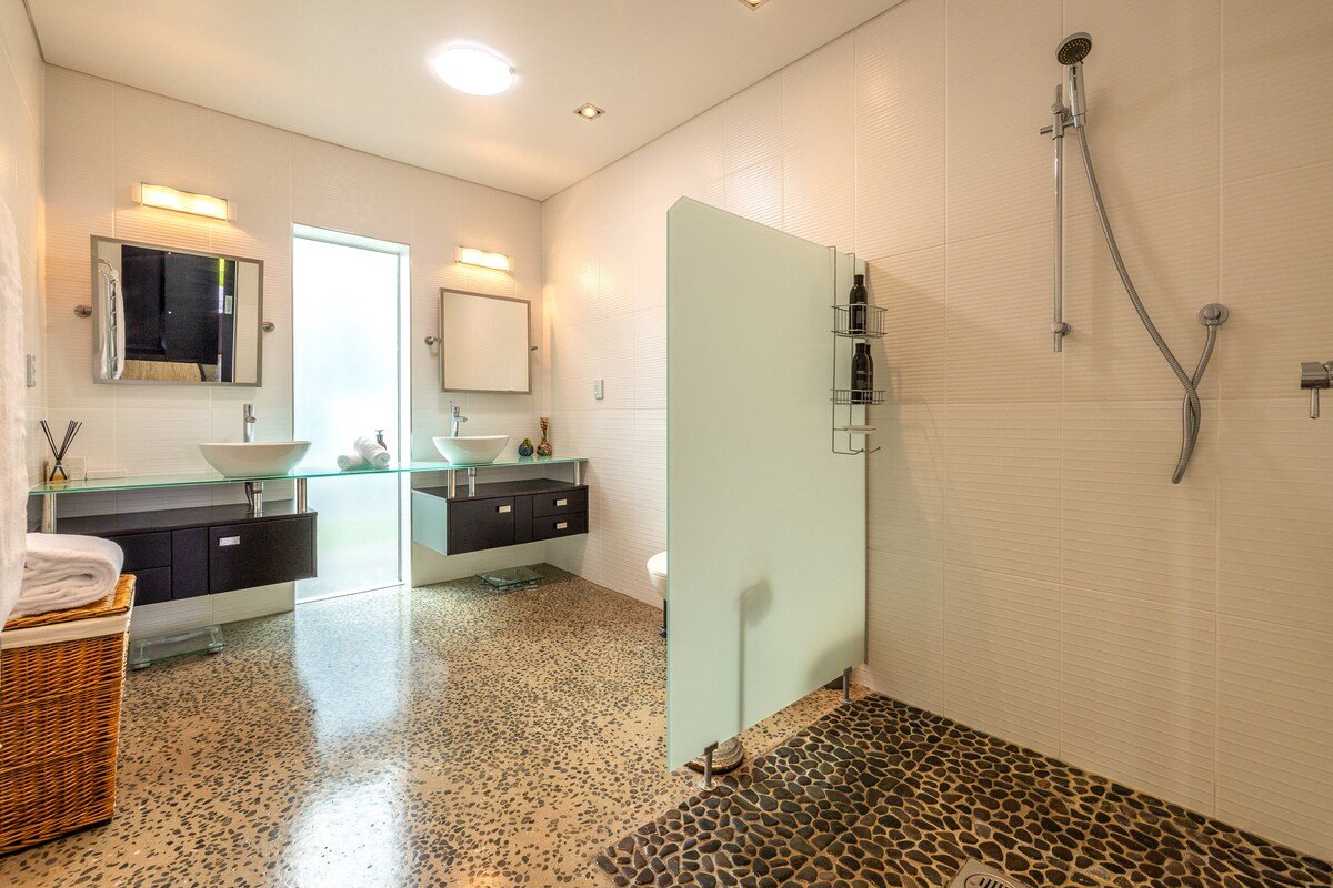 Korora Estate with Infinity Pool in Oneroa gallery image 3