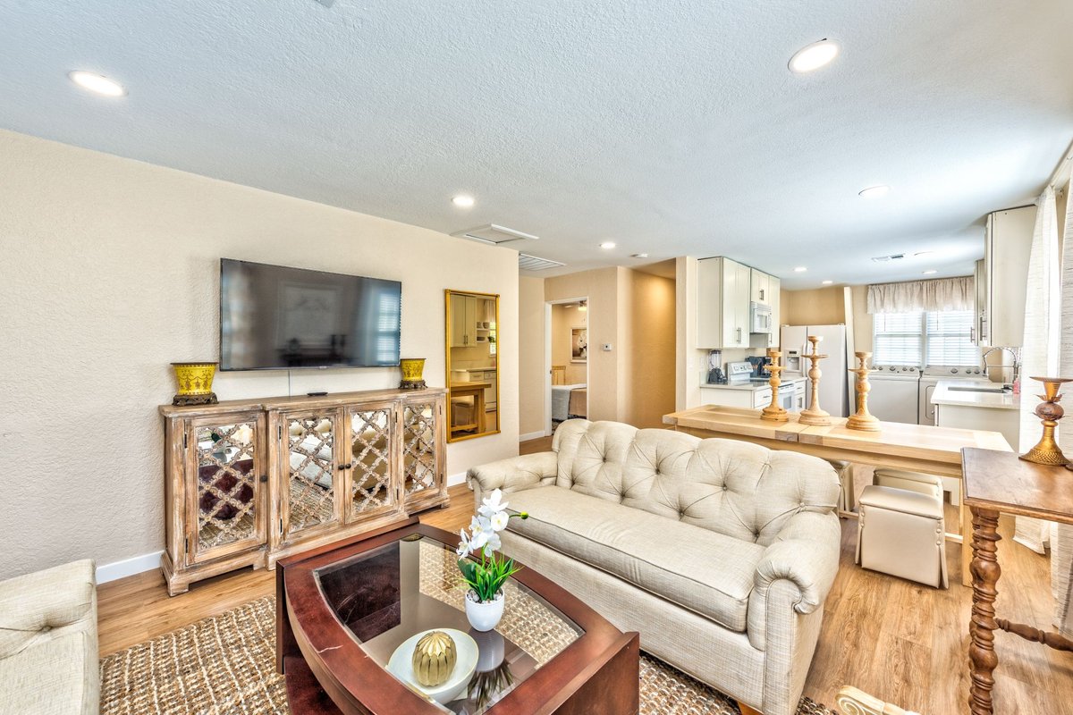 Cottage style home, close to Freemont St.