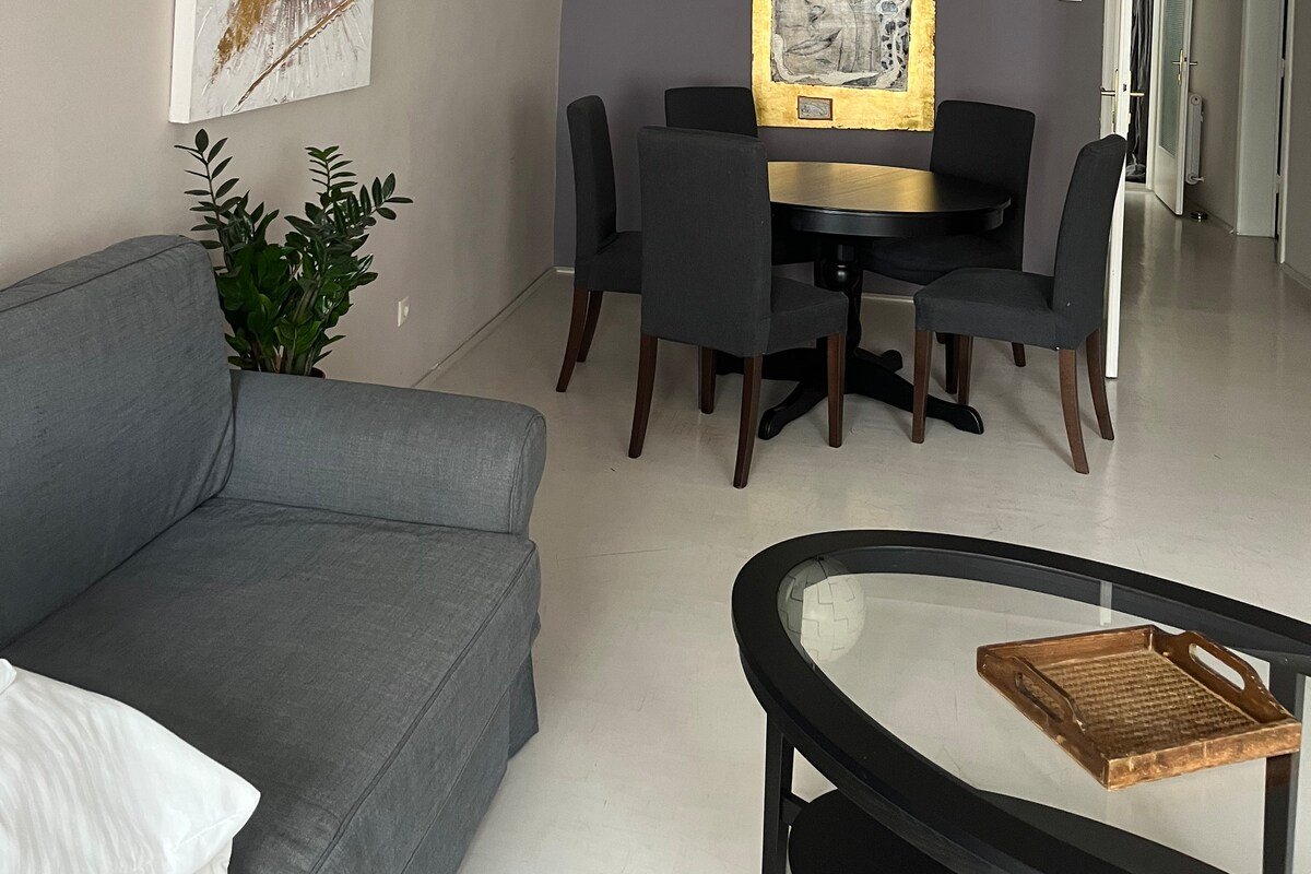 Stylish 4th-Floor Apartment in Vienna’s Heart gallery image 3