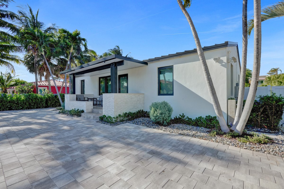 Steps from the beach! Deerfield Beach Bungalow