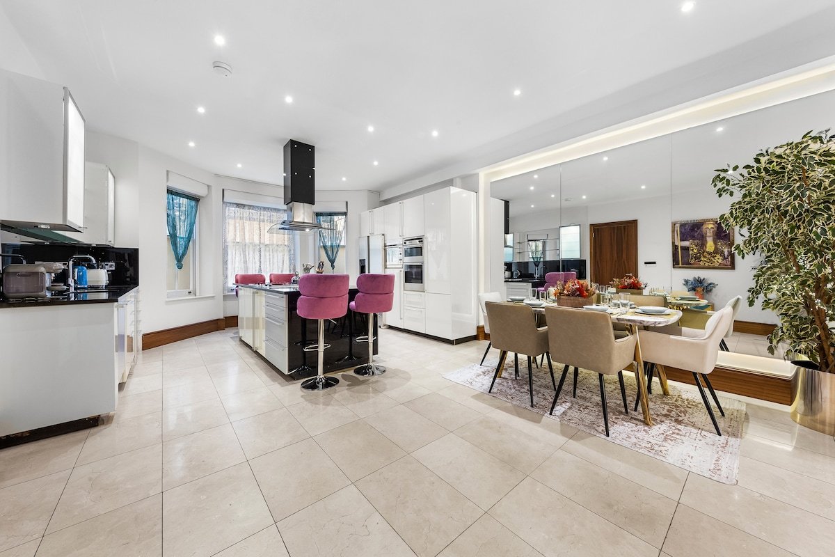 250 SqM MEGA MANSiON gallery image 4