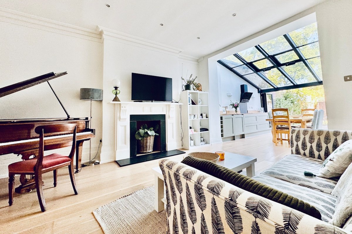 Luxury London Stay w Parking and Garden gallery image 3