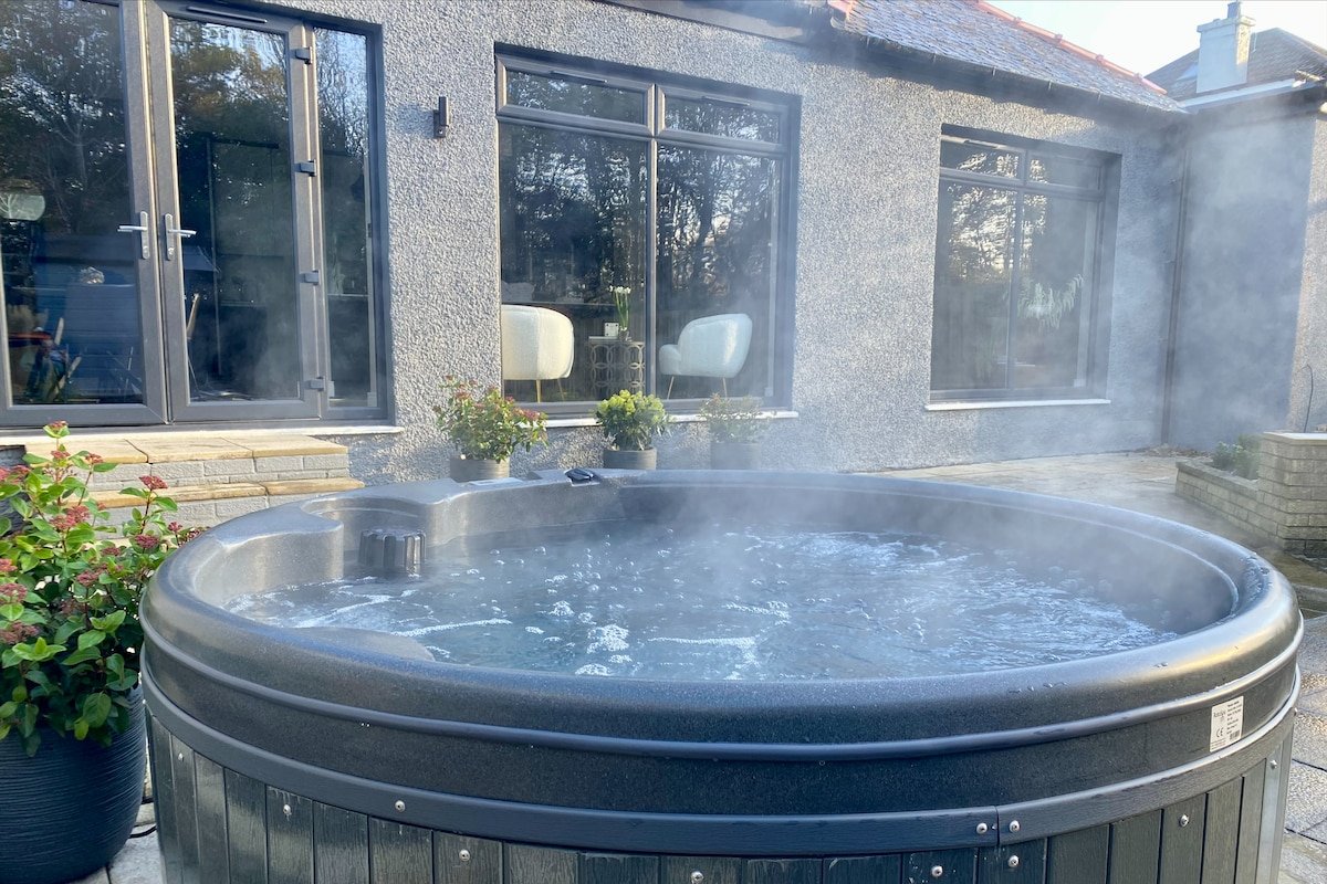 Duo of 2 luxury villas, 2 Hot tubs, sleeps 12 gallery image 3