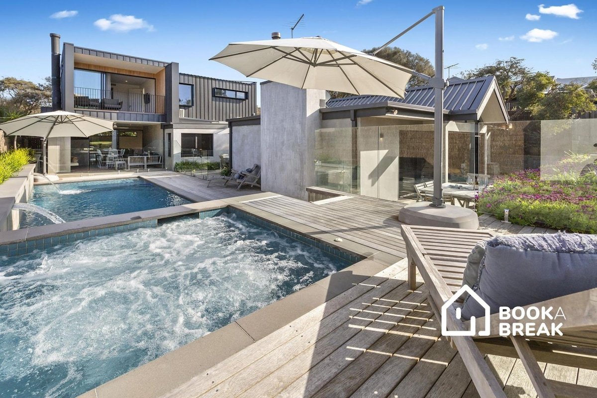 Cambridge Gardens – Luxury with Pool & Heated Spa gallery image 2