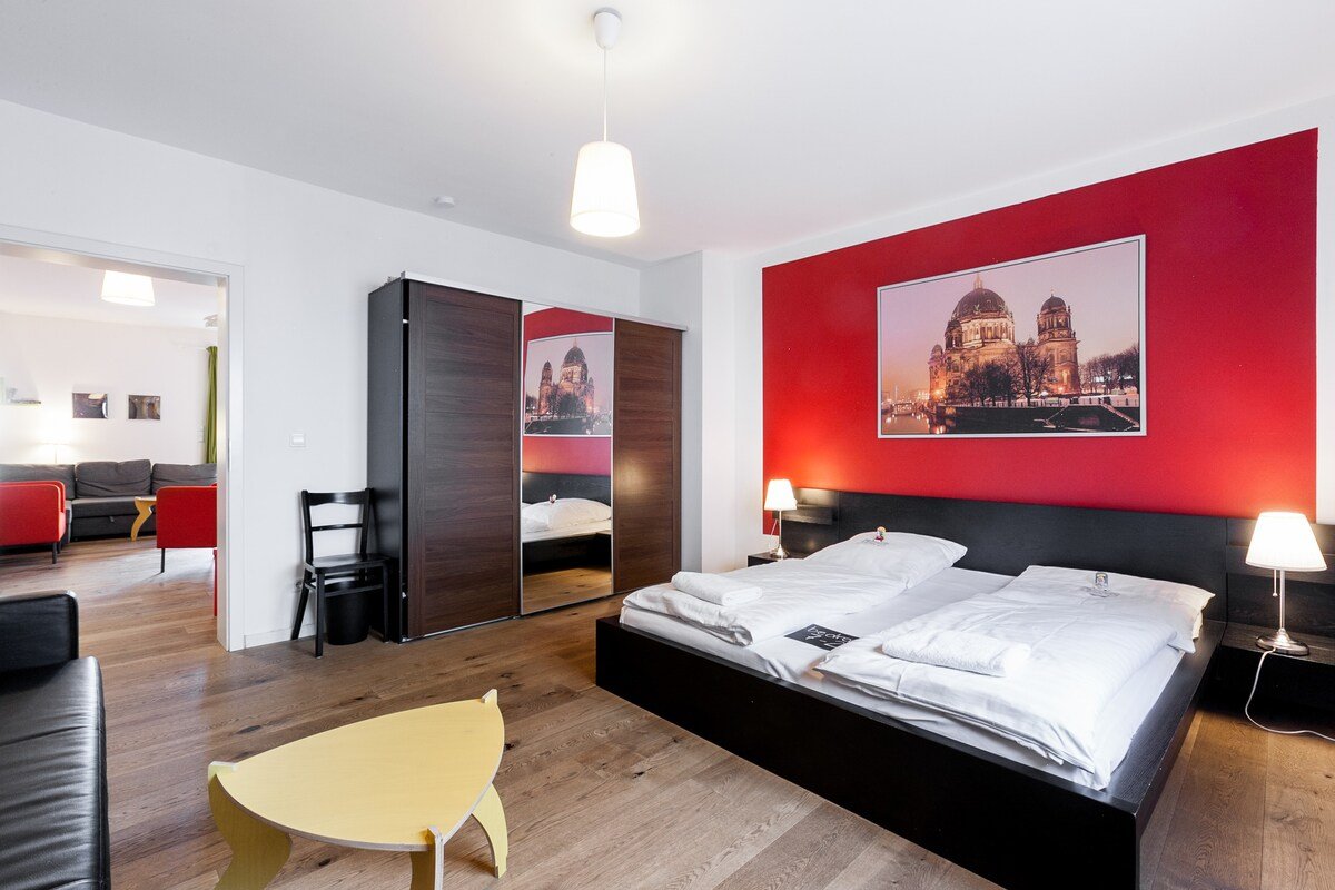 1 [RA] BIG house, max 36p, 14 bedr 8 bath, @subway gallery image 5