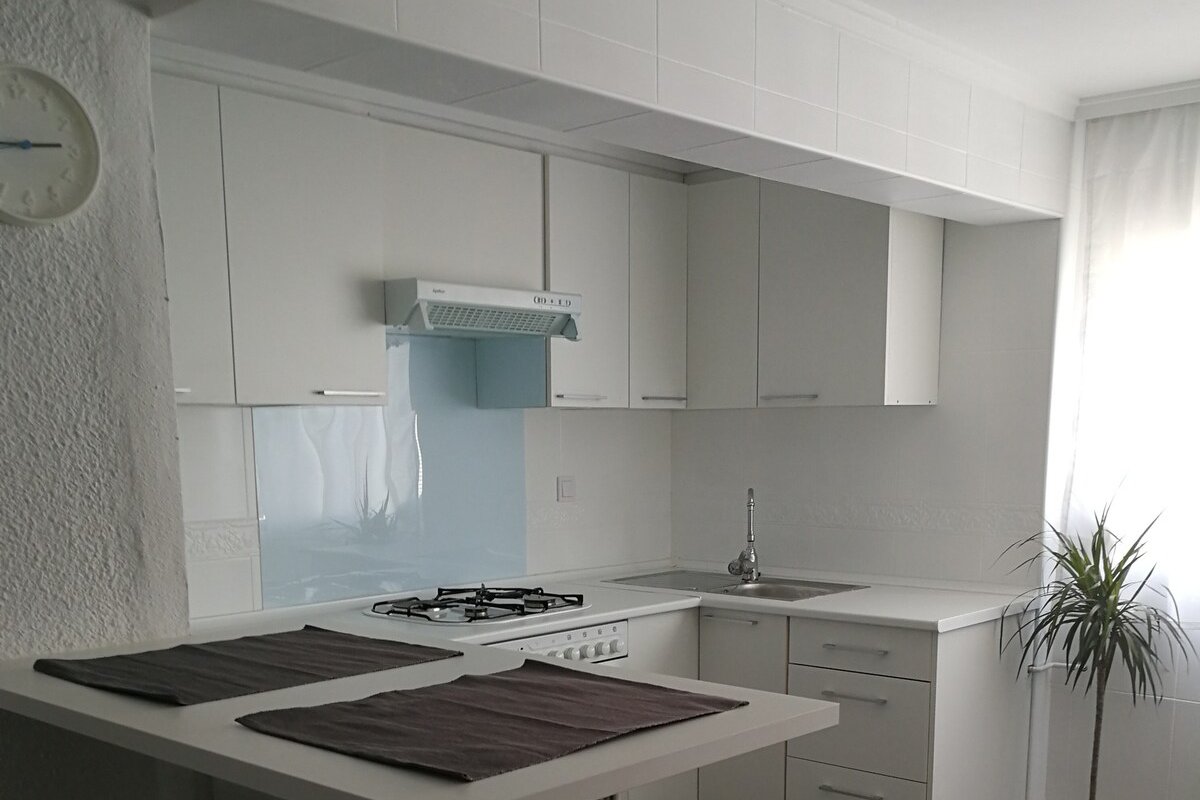 Very bright apartment near the beach, free wifi. gallery image 3