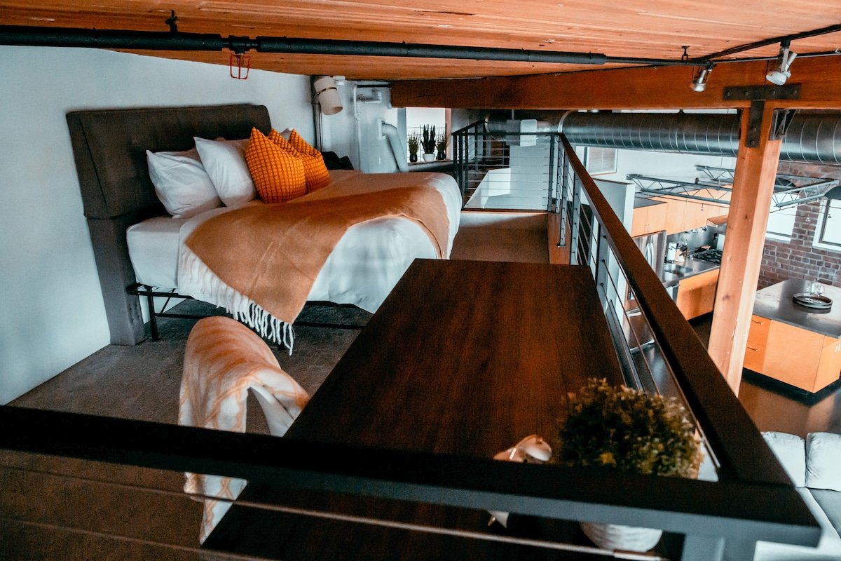 Massive Downtown Seattle Loft – Free Parking gallery image 5