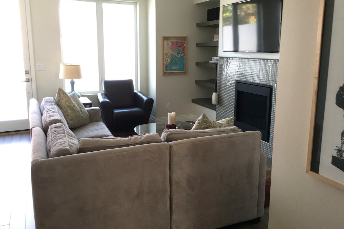 New 4 Level Townhome Close to Downtown gallery image 5