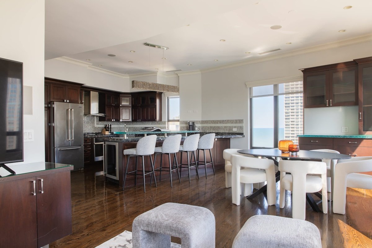 Luxury Designer Penthouse NW | Pool | Gold Coast gallery image 2