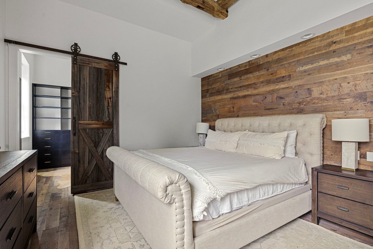 Landmark Home 1 Blk from Lk MI w/Game Rm + EV Chgr gallery image 4