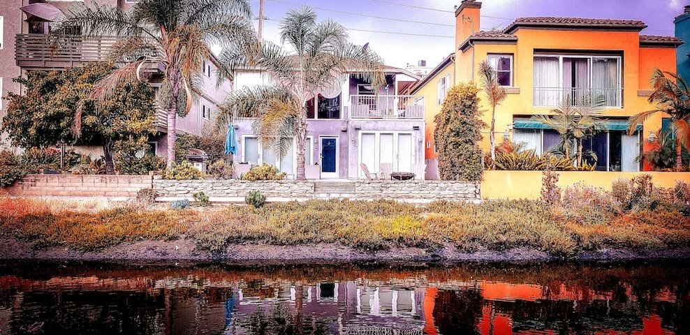 Luxury on the Venice Canals | Walk to Beach gallery image 4
