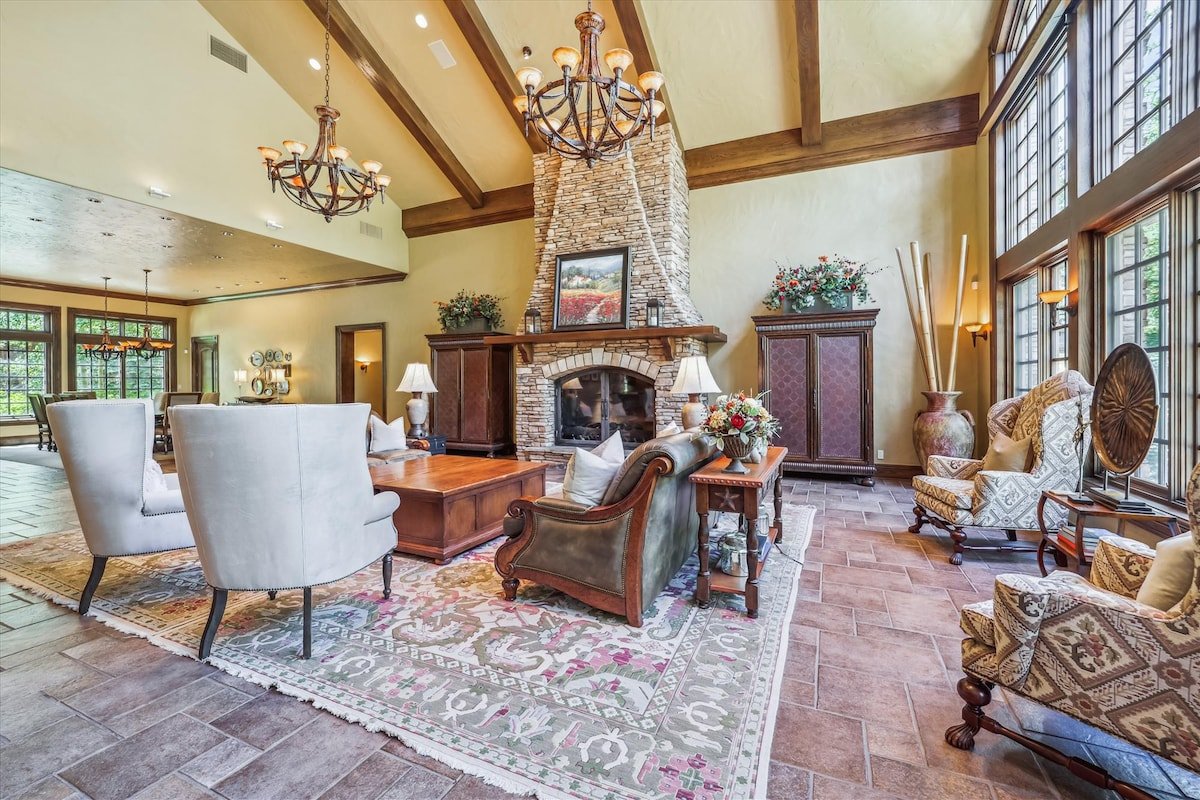 Gold King Retreat: Beautiful Large Home – Hot Tub! gallery image 4