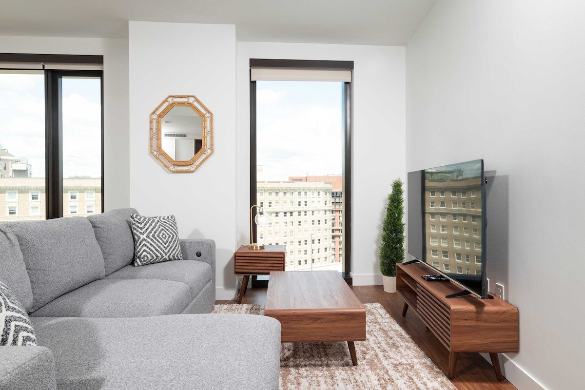 Back-Bay Lux Central 2BR Condo with Rooftop and Pa gallery image 3