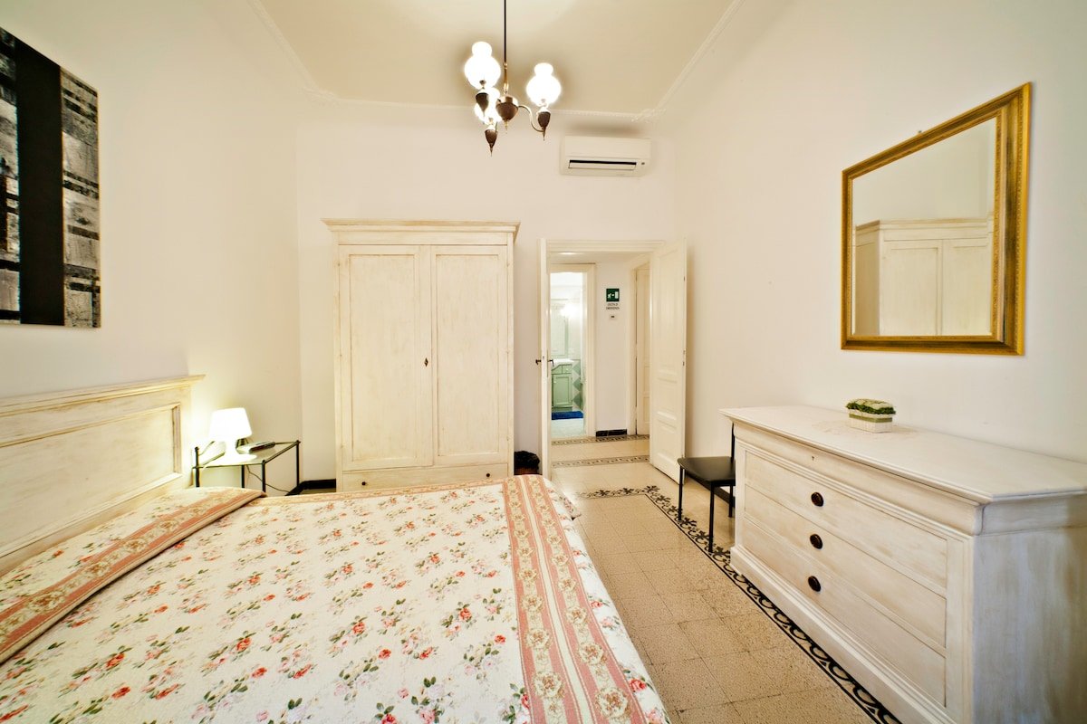 Rome Accommodation Colosseum gallery image 2