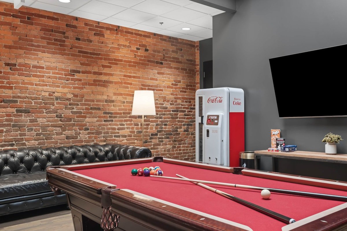 French’s Condo | Luxe Design • Steps to Broadway gallery image 4