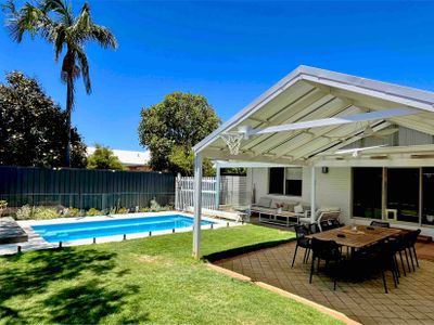 3×2 house with large backyard, pool, bbq and bar!