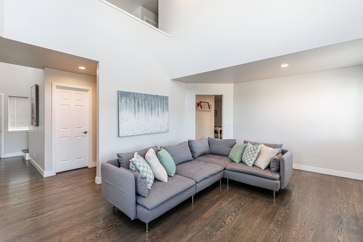 Luxurious 5 Bedroom Home with A/C & EV Charger gallery image 3