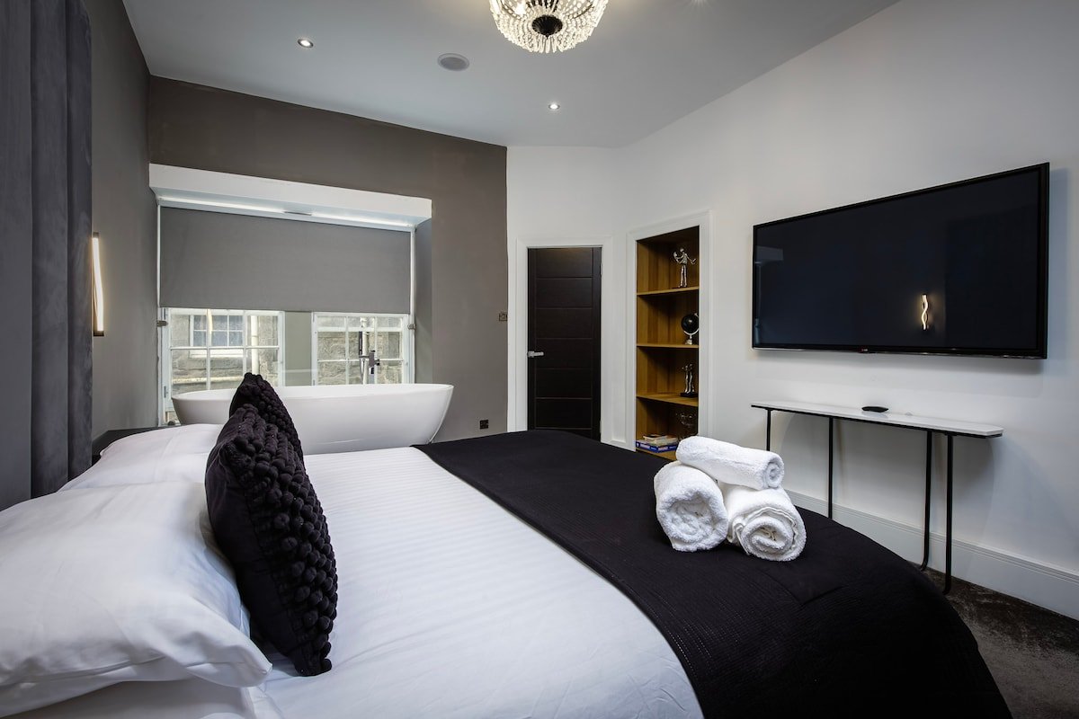 Luxury Royal Mile boutique apartment (2Bedroom) gallery image 4