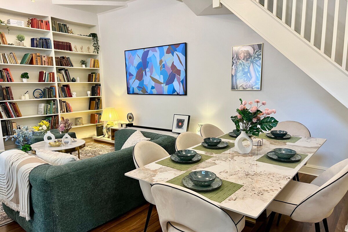 Gorgeous Mews House With Spacious Roof terrace gallery image 3