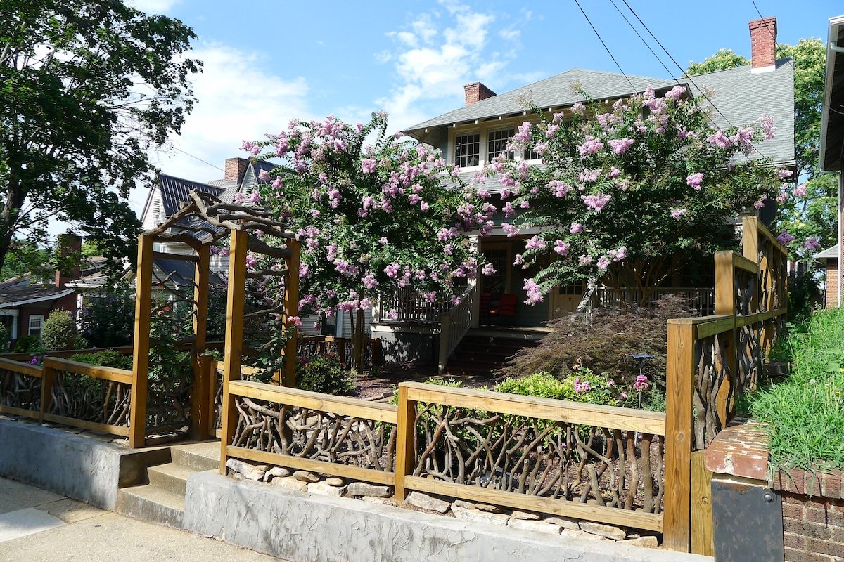 Charming Private Cottage in the Heart of Downtown! gallery image 2