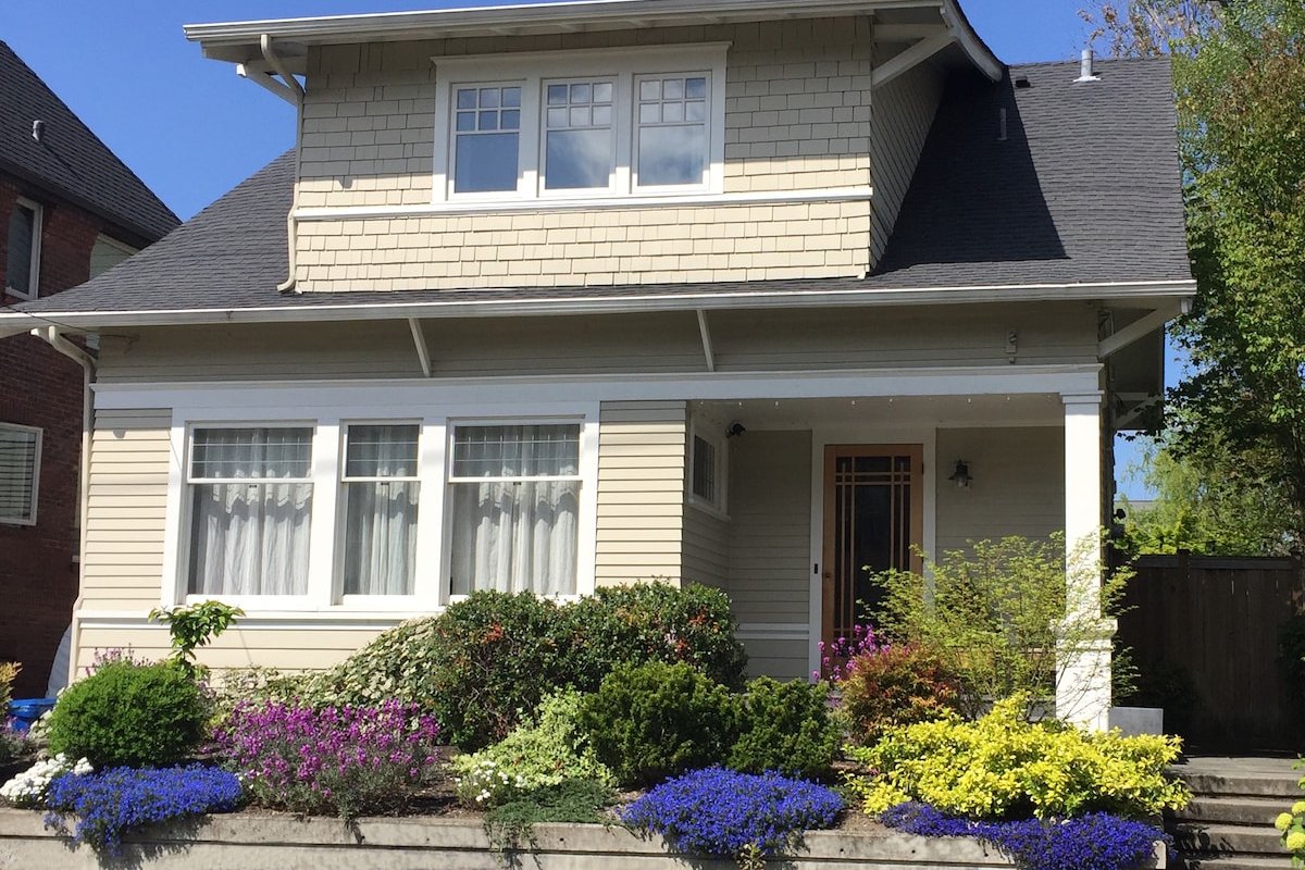 Hilltop House: Great Location, New Furnishings gallery image 2