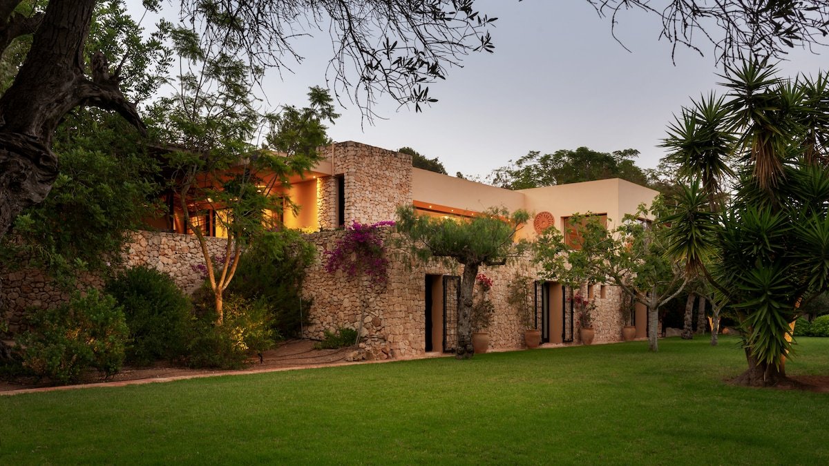 Luxury-Infinity Pool-Gardens-Large