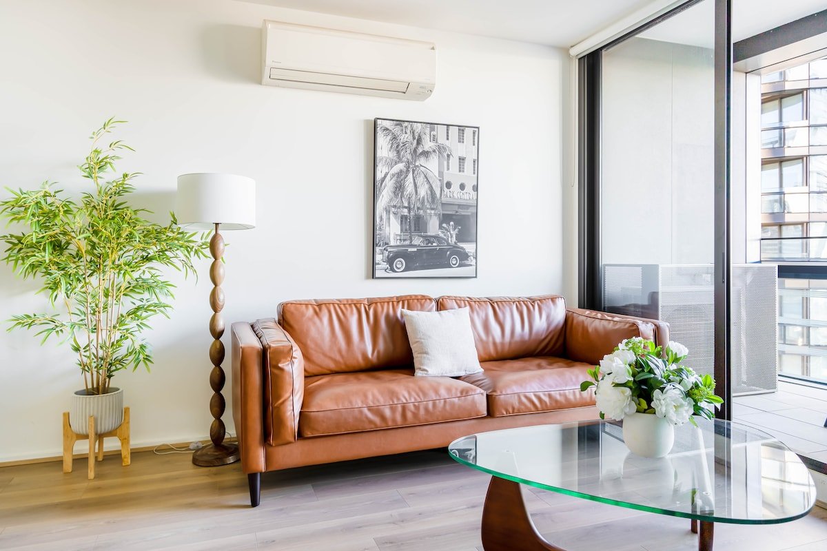 Waterfront 2BR Docklands apt w Balcony&FreeParking gallery image 3