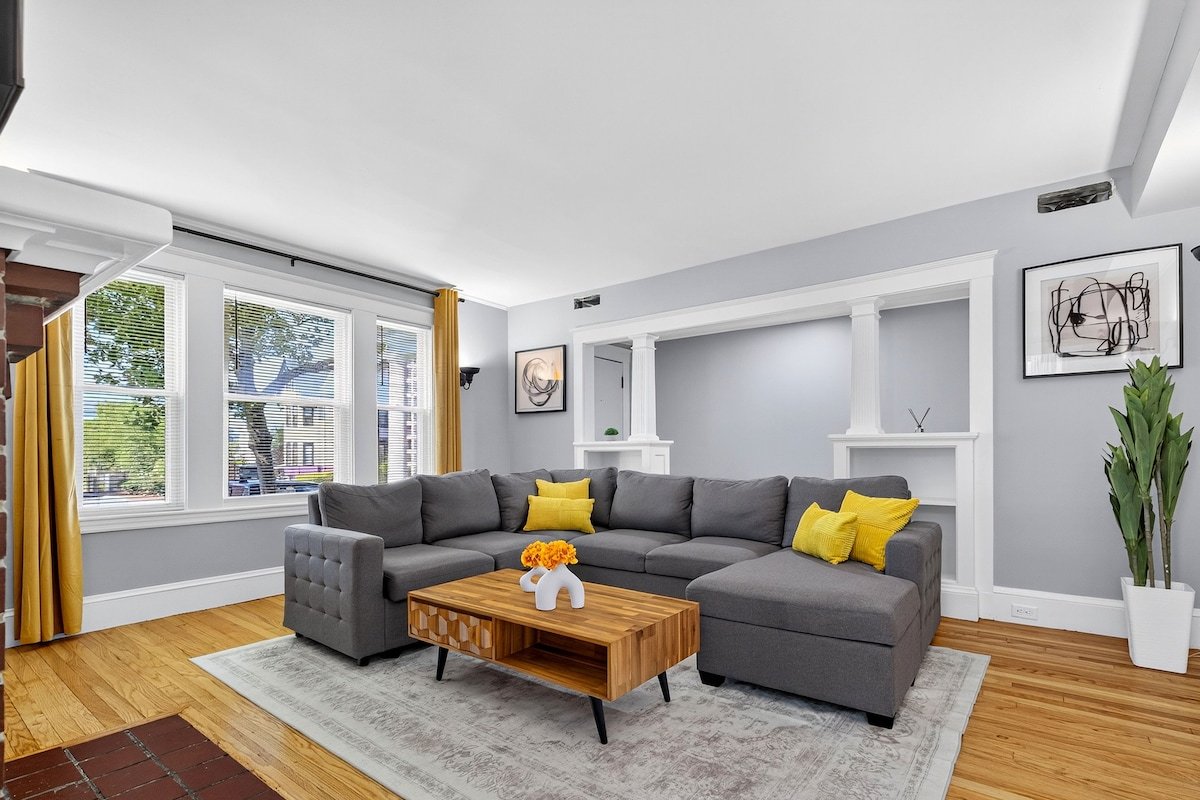 Vintage 5BR apt | ROKU HDTV gallery image 2