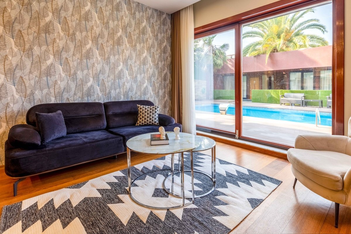 Deluxe Three Bedroom Apartment with Pool Access gallery image 2