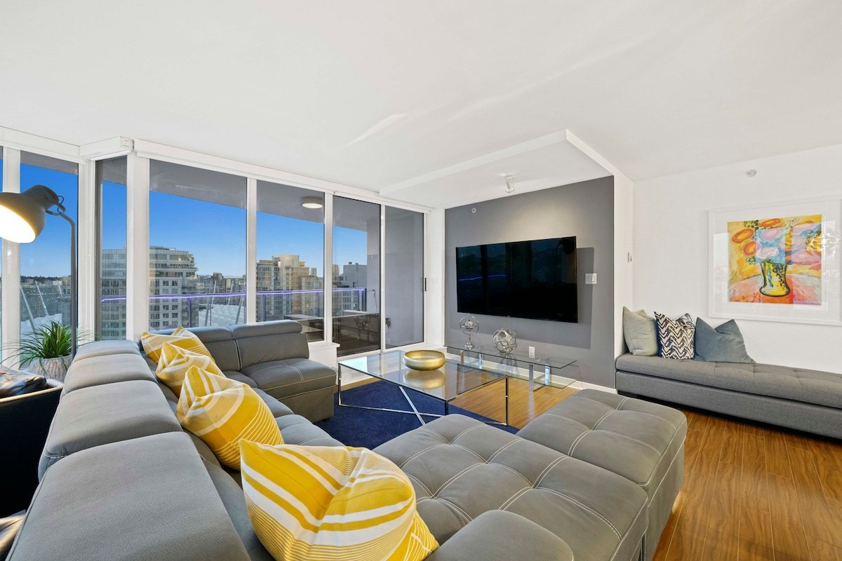 Stunning Subpenthouse – 3Bed/2Ba DT wParking gallery image 3