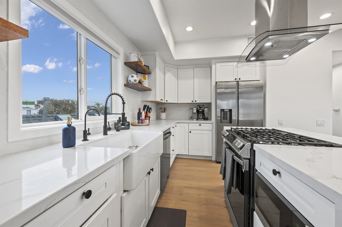 Charge your car here and walk to the beach! gallery image 4