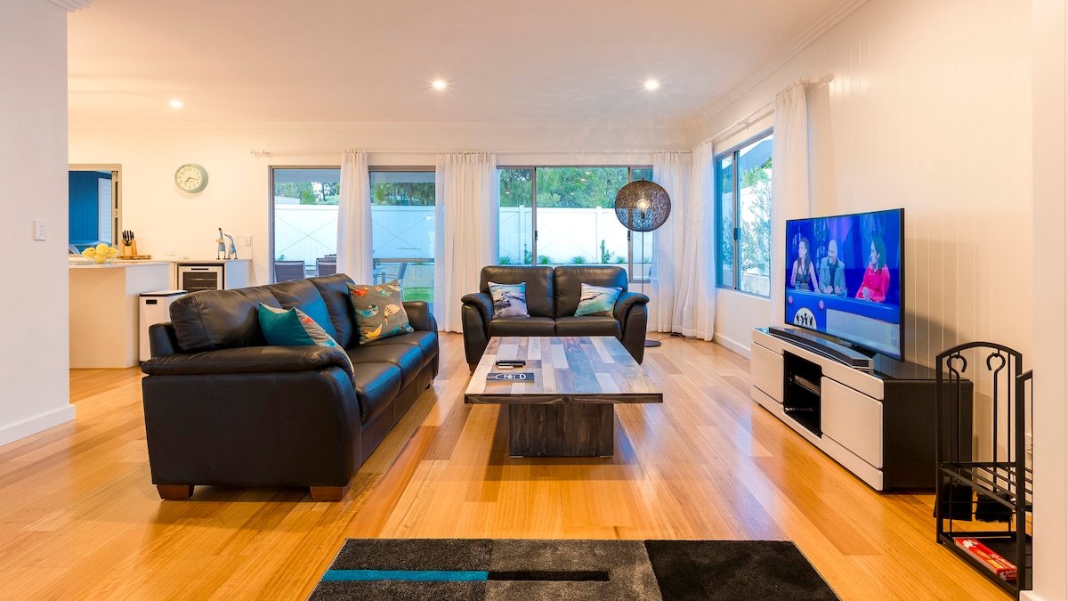 Little Hamptons—Beachside Retreat near Town Centre gallery image 2