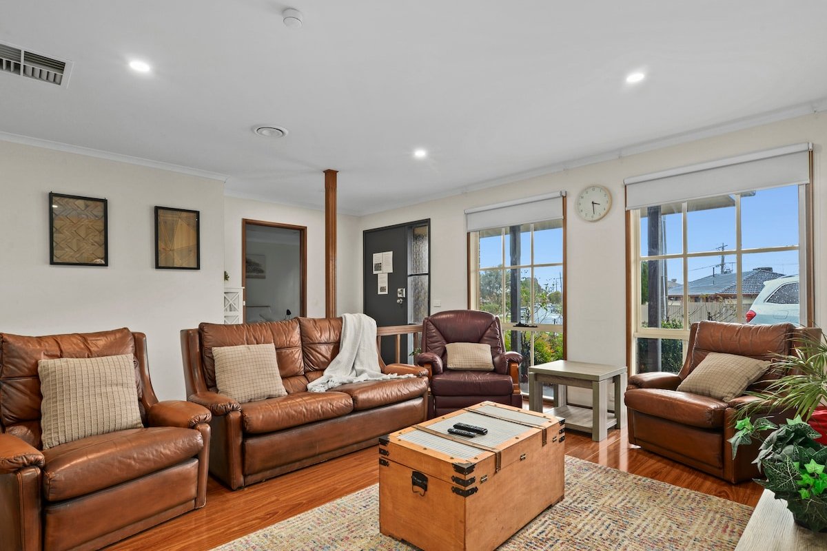 Huge Family Home! 5 mins/Airport, 15 mins/City gallery image 5