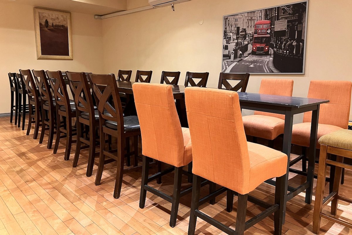 A1~Loft with Games~Gathering 20+ppl~100 Walk Score gallery image 4