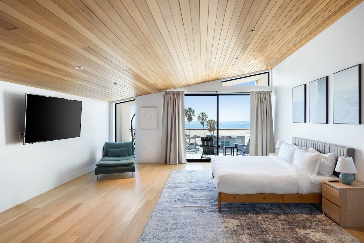 Luxe Oceanfront Beach Haus gallery image 5
