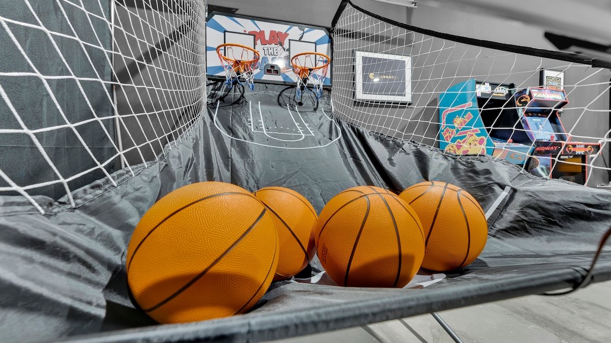 Luxe 6BR Retreat • 2 Hot Tubs • Dual Game Lounges gallery image 4