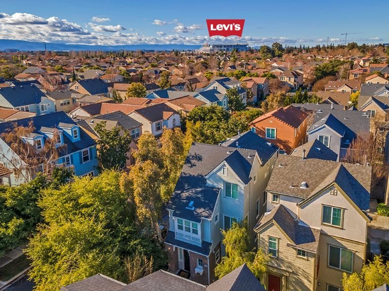 $1.8M Luxe MeiCasa | 5min Levi | EV | Massage Beds gallery image 3