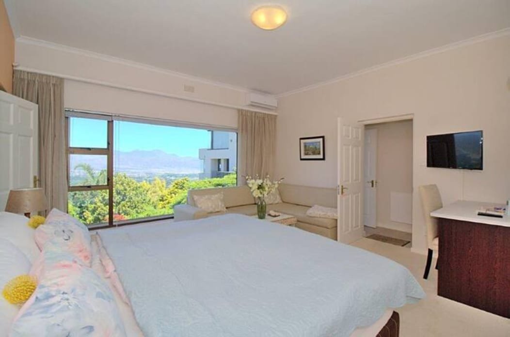 Big Villa with views, pool & Jacuzzi for up to 10 gallery image 4