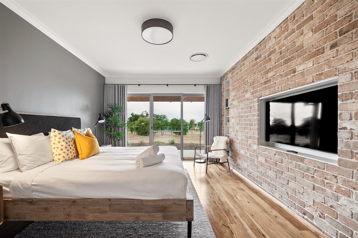 Amaroo—Luxe Hinterland Farmhouse + Studio gallery image 3