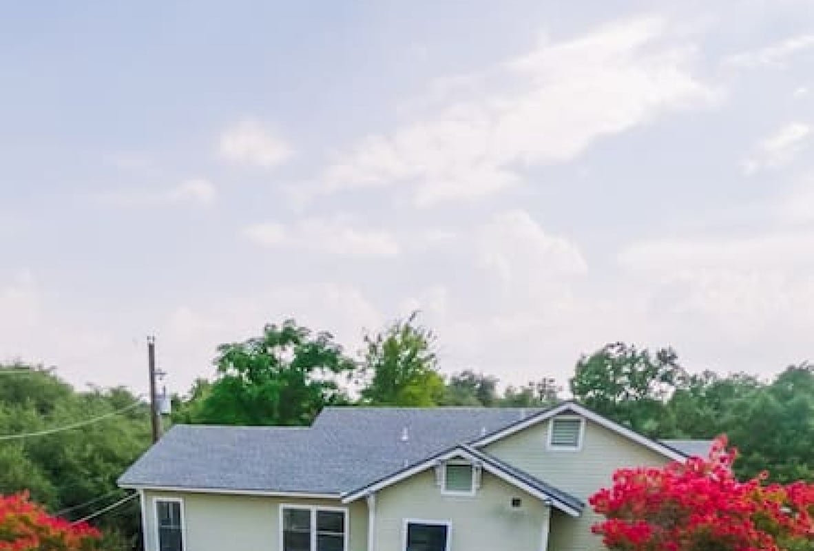 Bouldin 6 bedroom fresh remodel pool gallery image 2