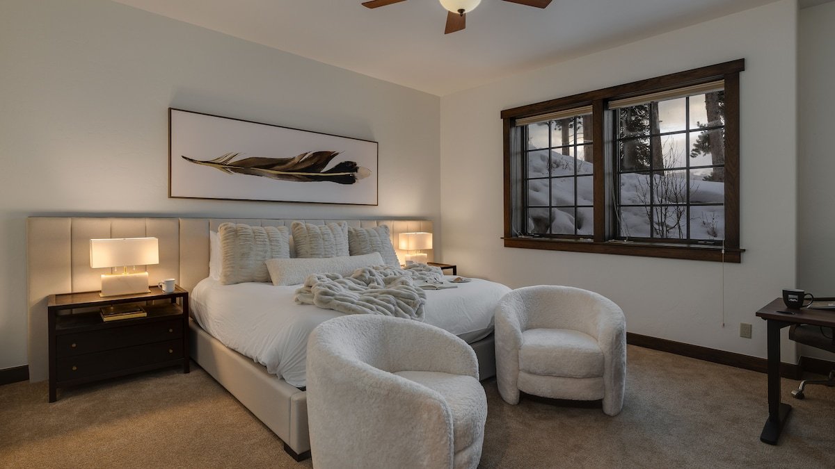 Hot Tub + Ski Shuttle – Switchback Lodge gallery image 5