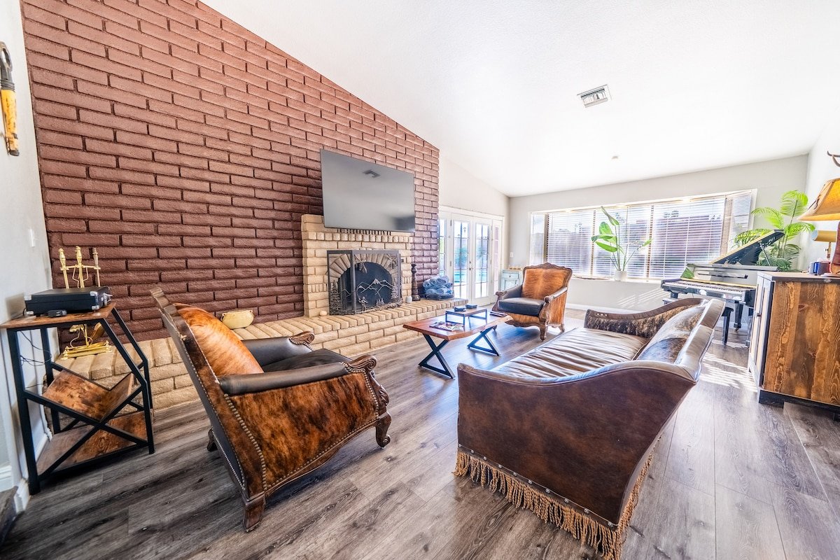 Wild West Retreat: Luxurious Ranch-Style Getaway gallery image 3