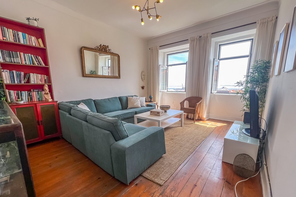 Charming 6 Bedroom Apartment w/ River View