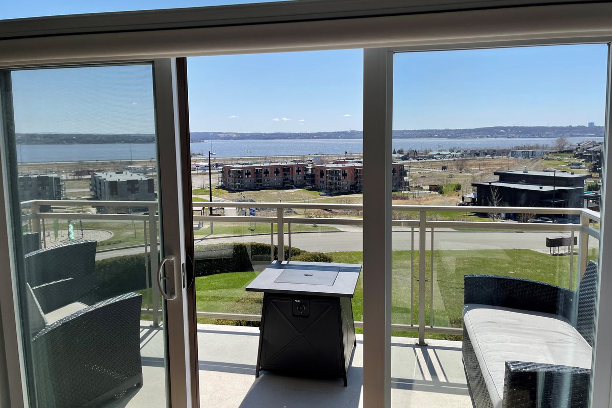 Maison de ville chaleureuse avec vue sur le fleuve