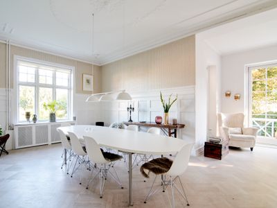 Herskabelig villalejlighed tæt på city og strand