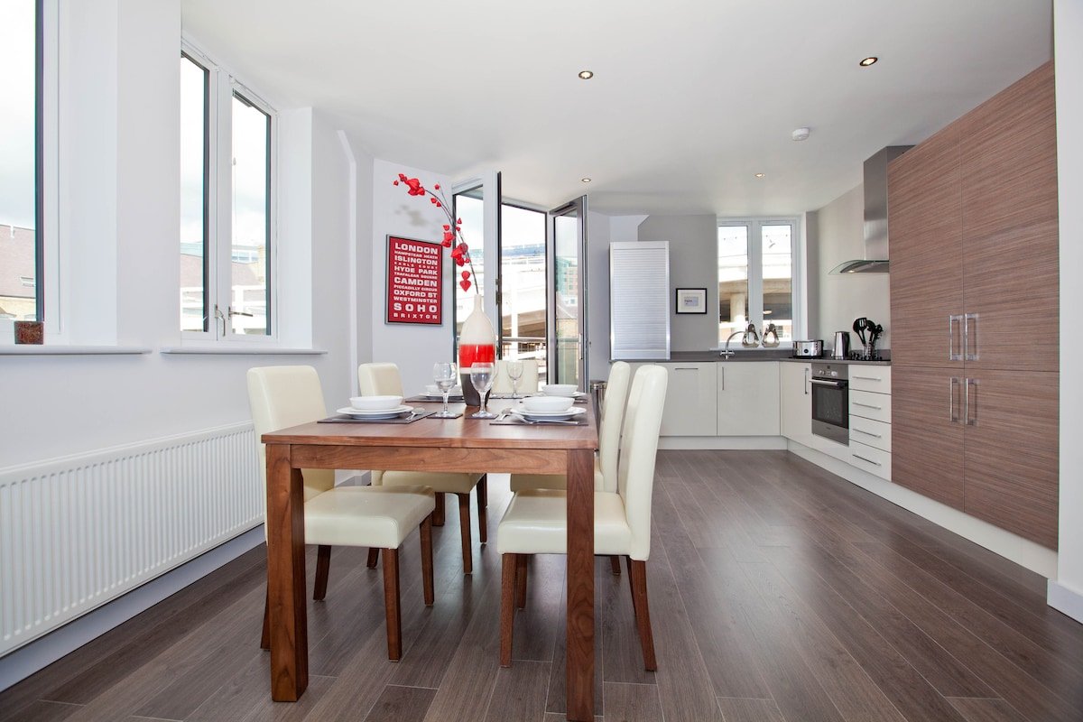 Stunning 2bed 2bath Shoreditch gallery image 2