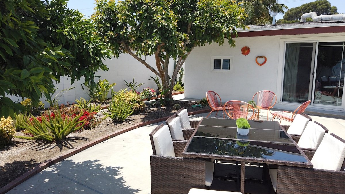 Cozy NoHo Retreat w/ Private Pool Near Universal gallery image 3